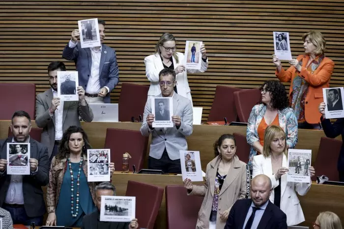 La oposición en Les Corts Valencianes protesta contra la 'ley de la concordia' con fotos de represaliados por Franco