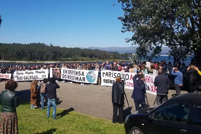 Las mariscadoras alertan de que la celulosa de Altri acabará con la ría de Arousa