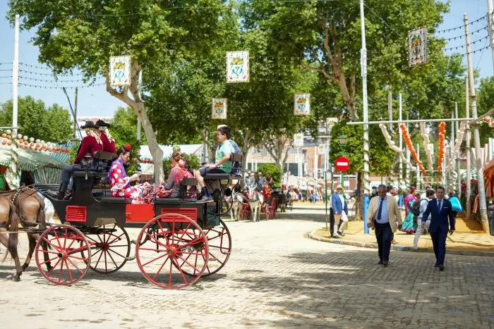 Sábado o lunes de 'pescaíto' en la Feria de Abril, un debate entre el retorno a la tradición y la apertura al turismo