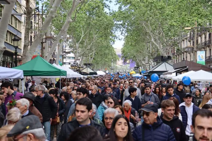 Sant Jordi, el dia que els barcelonins reconquereixen les Rambles als turistes