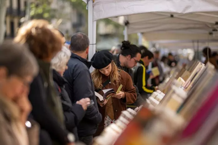 Sant Jordi, el día que los barceloneses reconquistan La Rambla a los turistas