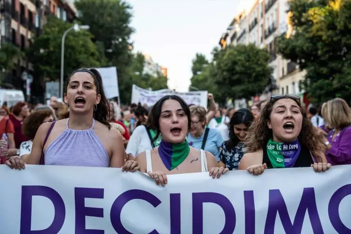 Una campaña busca un millón de firmas para garantizar el derecho al aborto en la UE ante los recortes de la ultraderecha