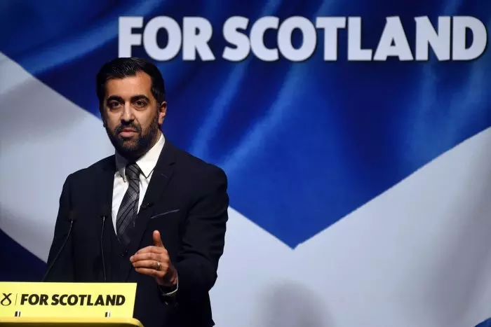 Dimite el primer ministro de Escocia tras la ruptura de la coalición de Gobierno