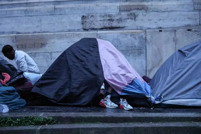 La cruel "limpieza social" de un campamento de migrantes en París, en imágenes