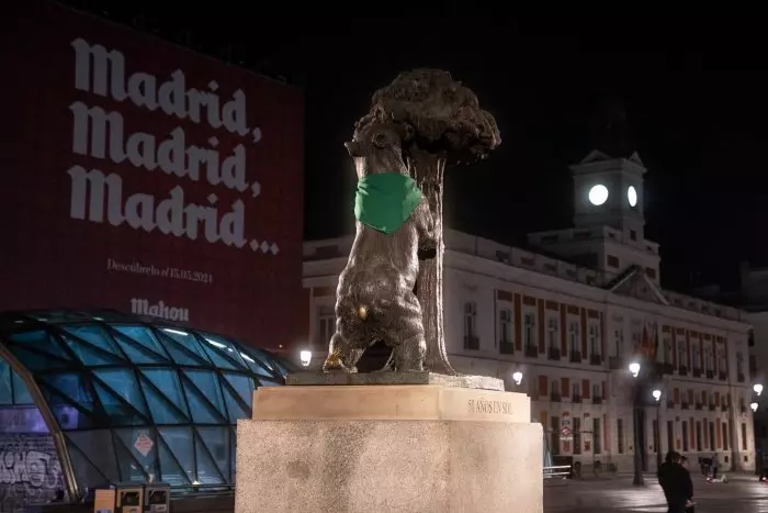 Un grupo de activistas llena de pañuelos verdes 30 estatuas en Madrid para exigir un aborto "legal y gratuito"