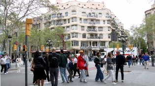 Una desena d'entitats exigeixen aturar l'exhibició de cotxes de Fórmula 1 al centre de Barcelona