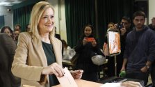 La presidenta de la Comunidad, Cristina Cifuentes, ejerce su derecho al voto en el Colegio Sagrado Corazón de Madrid, para las elecciones generales que se celebran hoy en toda España. EFE/Sandra Jabalera