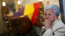 Ascensión Mendieta durante el entierro de su padre, Timoteo Mendieta, asesinado en 1939 por las fuerzas del franquismo.REUTERS/Juan Medina