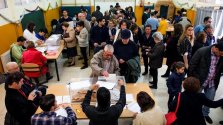 Colas en un colegio electoral del barrio sevillano de Triana en la jornada de elecciones generales. EFE/Raúl Caro