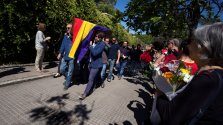 El féretro de Timoteo Mendieta entra en el cementerio del Este entre aplausos y banderas republicanas.- REUTERS