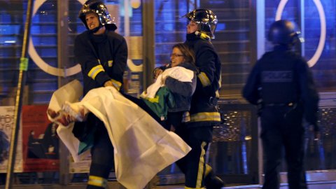 Bomberos franceses ayudan en las labores de atención a los heridos. REUTERS