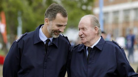 El rey Felipe VI, junto a su padre, Juan Carlos I. - EFE