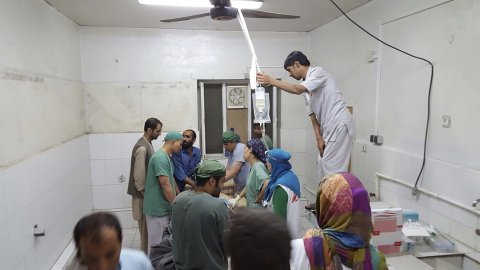 Personal sanitario trabaja en el hospital de Kunduz después del ataque. /REUTERS