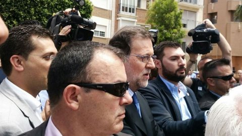 Mariano Rajoy a su llegada a la plaza del Ayuntamiento de Alfafar.- EUROPA PRESS