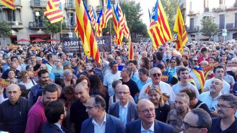 Un millar de personas piden el cese de Fernández Díaz ante la Delegación del Gobierno en Barcelona. EP