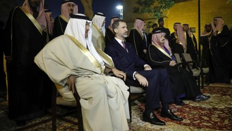 Felipe VI durante la recepción ofrecida por el príncipe Faisal Bin Bandar Bin Abdulaziz Al-Saud.  EFE/Ballesteros