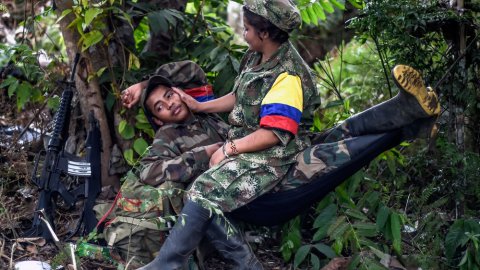 FotografÃ­a de Luis Acosta de dos miembros de las FARC. LUIS ACOSTA (AFP)