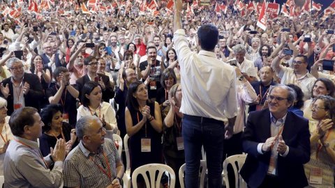 Pedro Sánchez, nuevo secretario general del PSOE, saluda a delegados y simpatizantes durante el acto de clausura del Congreso Federal del partido. /EFE
