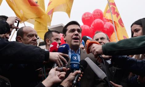 Alexis Tsipras responde a la prensa tras un mitin en Atenas. - AFP