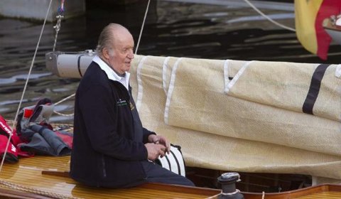 El rey Juan Carlos, a bordo del Ian, que rebautizará como 'Bribón'. SALVADOR BAS (EFE)