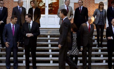 Mariano Rajoy, a la izquierda, junto al rey Felipe y buena parte de sus ministros en un reciente acto oficial. / J.J. GUILLÉN (EFE)