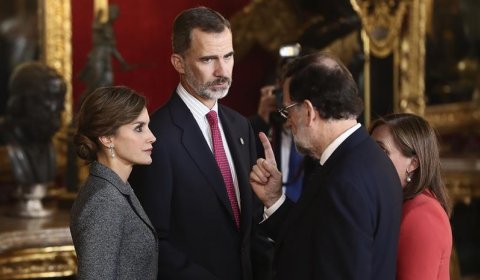 Rajoy charla con el rey durante la tradicional recepción real tras el desfile militar de la Fiesta Nacional.- EFE