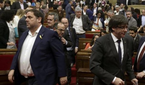 El presidente de la Generalitat, Carles Puigdemont, y el vicepresidente, Oriol Junqueras. - EFE