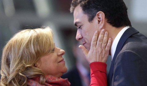 Pedro Sánchez saluda a la vicepresidenta del Partido de los Socialistas Europeos, Elena Valenciano. EFE/Ángel Díaz