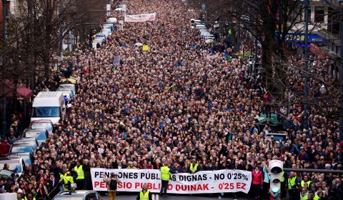 Manifestación multitudinaria en defensa de la pensiones públicas en Bilbao.- REUTERS