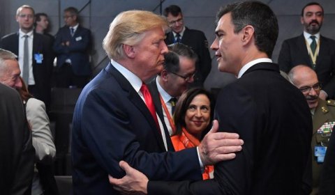 El presidente del Gobierno español, Pedro Sánchez, junto a su homólogo estadounidense, Donald Trump, en la cumbre de la OTAN. / AFP - EMMANUEL DUNAND