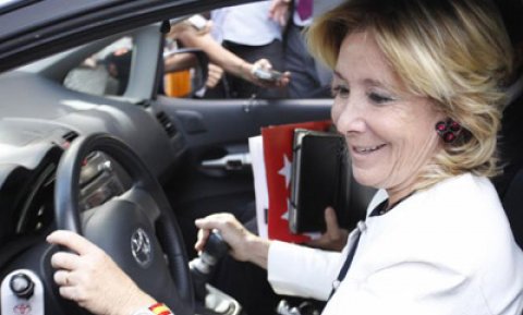 La expresidenta de la Comunidad de Madrid, Esperanza Aguirre, en coche, en una imagen de archivo.