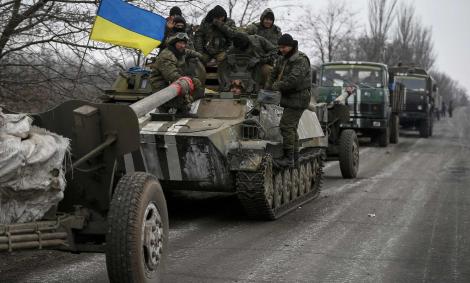 Un convoy de tropas ucranianas se prepara para desplazarse hacia el este del país. /REUTERS