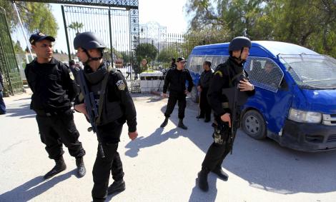 Varios agentes de la Policía tunecina, vigilando el  Mueso Nacional del Bardo, de Túnez. REUTERS/Anis Mili