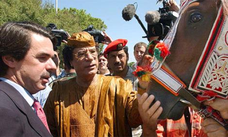 José María Aznar junto a Gadafi en su visita a Libia en 2003. EFE
