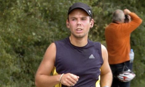 El joven aleman copiloto del avión siniestrado en Los Alpes, Andreas Lubitz, en una carrera organizada por su compañía, Lufthansa. EFE