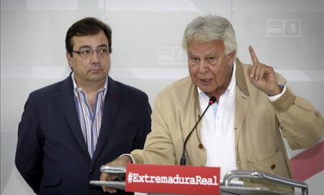 Felipe González junto al candidato del PSOE por Extremadura, Guillermo Fernández Vara. /EFE