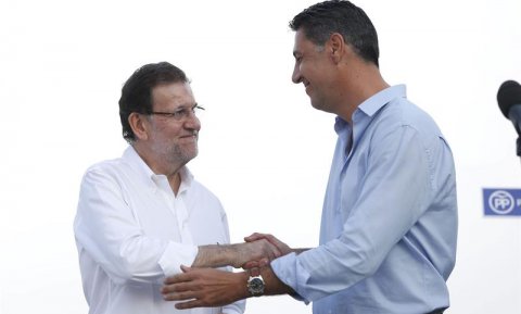 El presidente del Gobierno, Mariano Rajoy, junto al candidato del PP a las elecciones catalanas, Xavier Garcia Albiol. - EFE