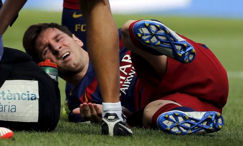 Messi se duele en el césped tras su lesión contra Las Palmas. REUTERS/Sergio Pérez