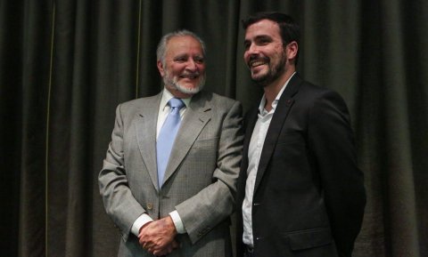 Julio Anguita junto a Alberto Garzón durante la presentación del libro 'Atraco a la Memoria'- IU/ José Camó