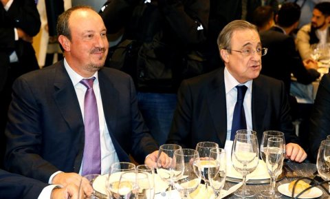 El presidente del Real Madrid, Florentino Pérez, y Rafa Benítez, entrenador blanco, compartieron mesa en la cena navideña del club. EFE/Sergio Barrenechea