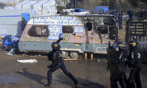 Los antidisturbios franceses durante el desmantelamiento parcial de la Jungla de Calais. REUTERS/Pascal Rossignol