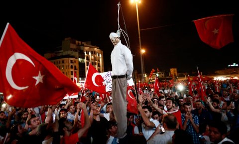 Manifestantes cuelgan una imagen del clérigo turco musulmán Fethullah Gulen, a quien Erdogan responabiliza del intento del golpe de Estado. EFE