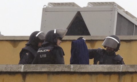 Efectivos de la Policía Nacional permanecen en la azotea del Centro de Internamiento de Extranjeros (CIE) de Aluche, en Madrid, donde anoche se encerraron unos cuarenta inmigrantes. EFE/Paco Campos