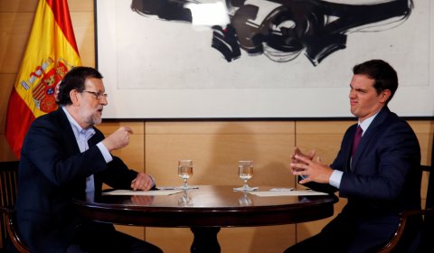 El presidente del Gobierno, Mariano Rajoy, y su socio en el pacto de investidura, Albert Rivera (C's), en una imagen de archivo. REUTERS