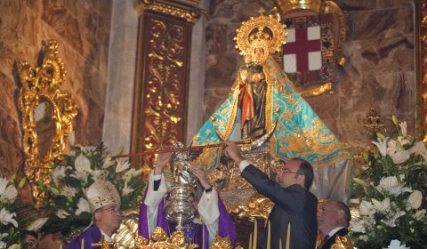 La Virgen del Mar recibe el bastón de mando como Alcaldesa Honoraria de Almería.