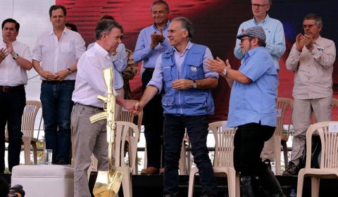 El presidente de Colombia, Juan Manuel Santos, el jefe de la Misión de la ONU en Colombia, Jean Arnault, y el líder de las FARC, 'Timochenko', en el acto de entrega de armas. /EFE