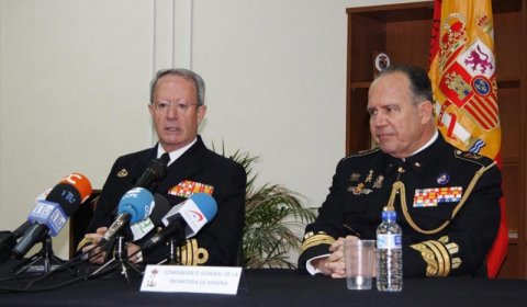 El general de División Juan Chicharro Ortega, a la derecha de la imagen, durante un acto público.