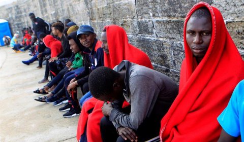 Migrantes subsaharianos, en el puerto de Tarifa. / CARRASCO RAGEL (EFE)