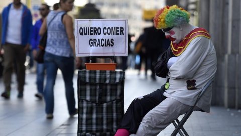 Un hombre pide ayuda en la Gran Vía de Madrid. AFP