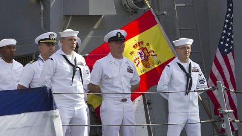Parte de los 338 miembros de la tripulación del "USS Carney", el último destructor arribado a Rota (Cádiz)  y que integra el escudo antimisiles de la OTAN. EFE/Román Ríos.